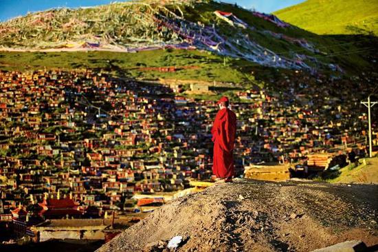 ↑坐落在四川省甘孜藏族自治州色达县境海拔3600米的色达县喇荣寺五明佛学院。