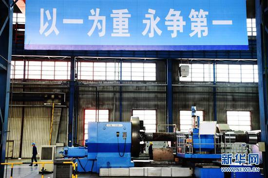 在中国一重集团有限公司的生产车间，工人在进行生产作业（2018年9月27日摄）。 新华社记者 王建威 摄