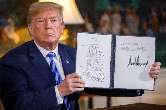  2018年5月8日，美国总统特朗普宣布，美国将退出伊核协议。图为当日特朗普在美国华盛顿白宫展示他签署的总统备忘录。（新华社）