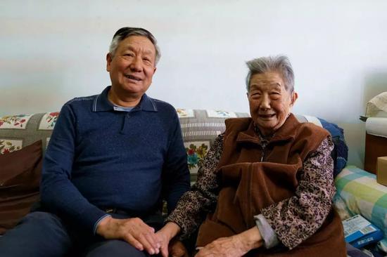 胡文杰烈士的遗孀、现年99岁的唐渠老人和小儿子胡继军合影。陈炅玮 摄于北京