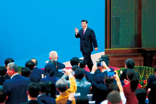 2019年4月27日，第二屆“一帶一路”國際合作高峰論壇在北京雁棲湖國際會(huì)議中心舉行圓桌峰會(huì)，國家主席習(xí)近平主持會(huì)議并致開幕辭。圓桌峰會(huì)閉幕后，習(xí)近平會(huì)見中外記者，介紹第二屆“一帶一路”國際合作高峰論壇圓桌峰會(huì)情況和主要成果。這是習(xí)近平步入記者會(huì)現(xiàn)場。 新華社記者 姚大偉/攝