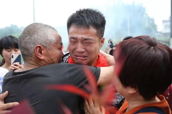 2019年5月14日，四川崇州市三江镇王桥村，王永福和阔别19年的父亲相拥而泣。 新京报记者 尹亚飞 摄