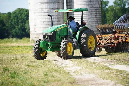 这是5月15日在美国弗吉尼亚州的巴斯克维尔拍摄的豆农约翰·博伊德在自己的农场里。新华社记者 刘杰 摄