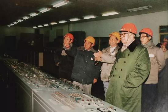 1985年12月18日，袁宝华在宝钢总厂调研。