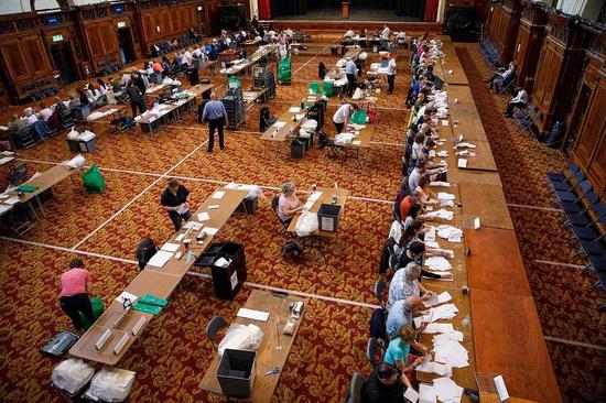  当地时间2019年5月26日，英国南安普敦，工作人员正在清点欧洲议会选举选票。/视觉中国