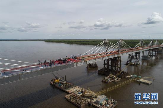 5月31日拍摄的中俄黑河—布拉戈维申斯克界河公路大桥合龙现场（无人机拍摄）。新华社记者 王建 摄