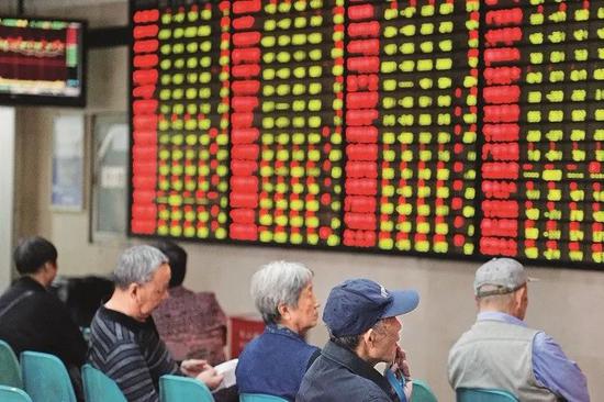 2019年5月20日，南京股民在某证券营业部关注行情。