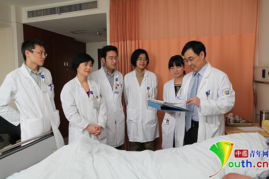 姚玉峰和医生们一起查房。资料图