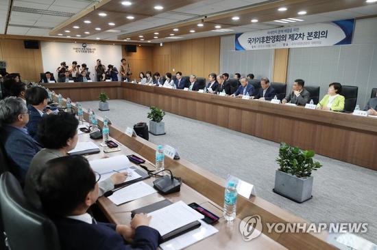 雾霾的原因:韩国雾霾成因中国因素占八成?韩官方:民众被误导 6月10日在首尔举行的国家气候环境会议第二次全体会议现场照(图源:韩联社)