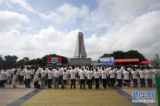 6月11日，“记者再走长征路”主题采访活动启动仪式在江西于都举行。 新华社记者 周密 摄
