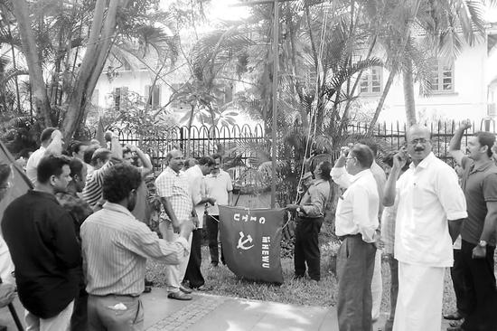  图片说明：图为印度左翼联盟的成员在喀拉拉邦科钦市组织活动。 苑基荣摄