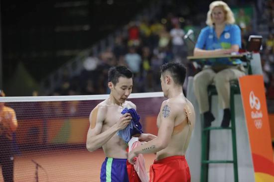  △2016年8月19日，2016里约奥运会羽毛球男单半决赛，李宗伟2-1林丹。赛后拥抱、交换球衣。