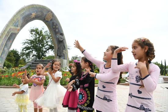  在杜尚别市中心公园，孩子们开心地表演。新华社记者沙达提摄