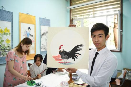 塔吉克斯坦民族大学孔子学院的当地学生展示中国艺术课手绘。新华社记者沙达提摄