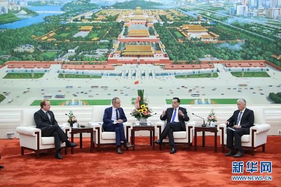 6月20日，国务院总理李克强在北京人民大会堂会见来华出席“全球首席执行官委员会”第七届圆桌峰会的知名跨国公司负责人，并同他们座谈。 新华社记者丁林摄