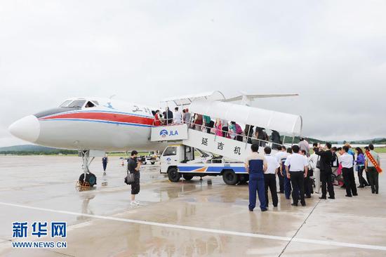 赴朝鲜旅游的游客登机。资料图片来源：新华社 管清江 摄