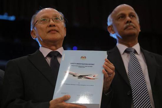 当地时间2018年7月30日,MH370调查小组负责人郭师传手拿调查报告。/视觉中国