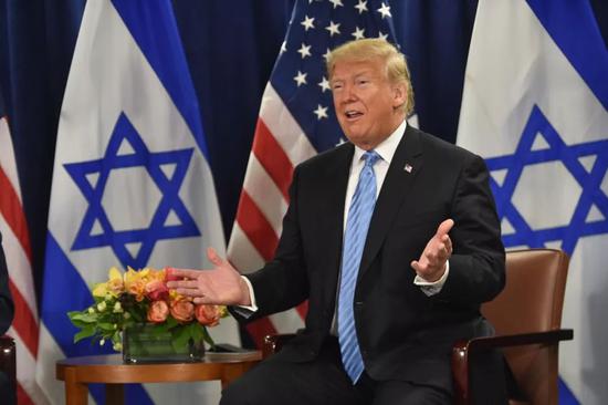  2018年9月26日，在美国纽约，美国总统特朗普会见以色列总理内塔尼亚胡（未在画面中）时讲话。新华社/法新