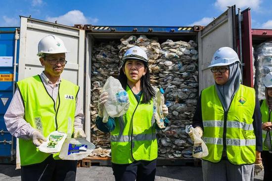 马来西亚巴生港,马来西亚能源、科学、科技、气候变化及环境部长杨美盈(Yeo Bee Yin)5月28日向媒体展示装在集装箱里的塑料垃圾。/视觉中国