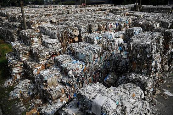 印尼造纸厂进口大量废纸。/视觉中国
