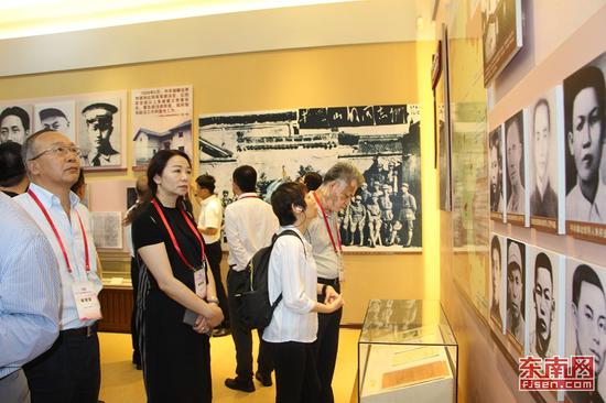 采访团成员在古田会议纪念馆认真看展品和介绍 东南网记者 卢金福 摄