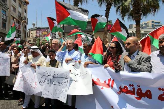 ▲巴勒斯坦民众抗议巴林峰会。