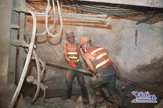 大柱山隧道建設(shè)期間:突泥涌水、巖層破碎、高地溫