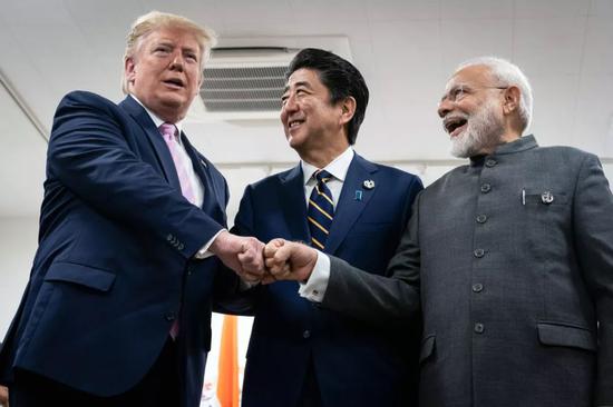  6月28日，美国总统特朗普与印度总理莫迪及日本首相安倍晋三举行会谈。