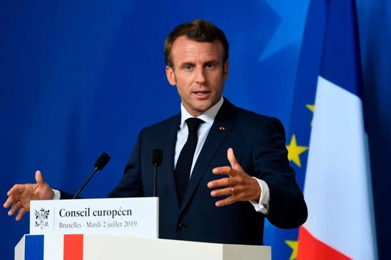 7月2日，在比利时布鲁塞尔，法国总统马克龙在欧盟峰会后出席新闻发布会。新华社/法新