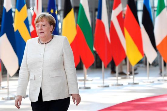 7月2日，在比利时布鲁塞尔，德国总理默克尔准备出席欧盟峰会。新华社/法新