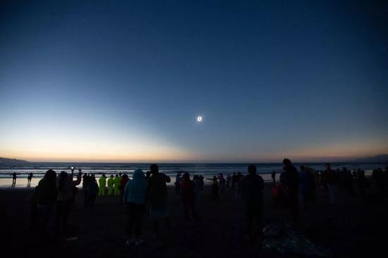 7月2日，人们在智利科金博大区首府拉塞雷纳观看日全食天象。新华社发（豪尔赫·比列加斯摄）