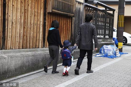 日本一家三口。