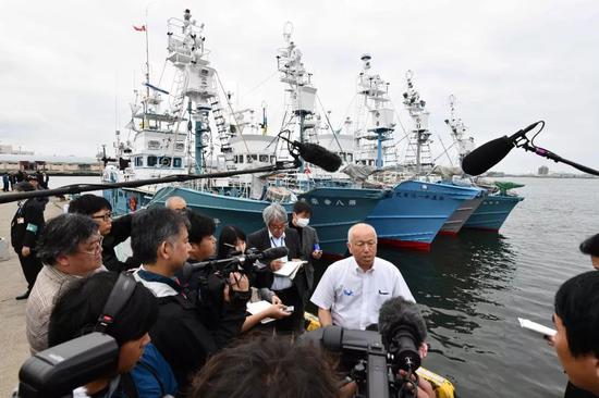 7月1日，在日本北海道钏路一港口，日本一捕鲸协会的负责人在出海仪式前接受媒体采访。新华社/法新