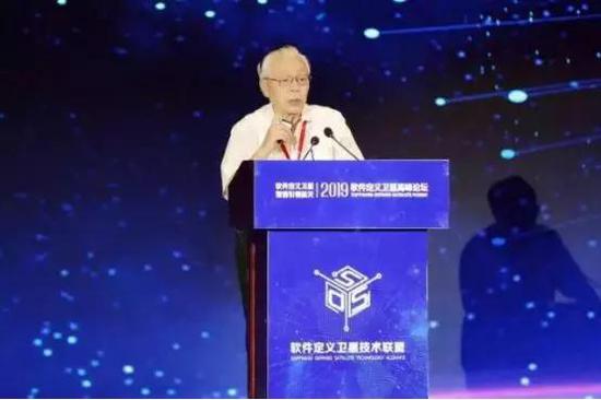 （图：欧阳自远在论坛上发表《迎接第一个100年，中国的深空探测》演讲。）