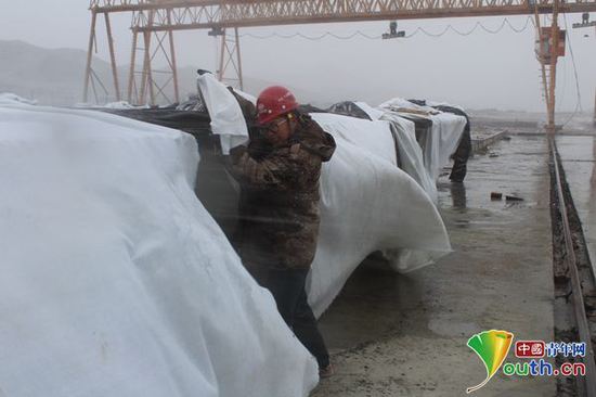 战严寒、斗风雪，成为京新高速项目部员工建设工程的重要组成部分。中铁二十五局京新高速项目部供图