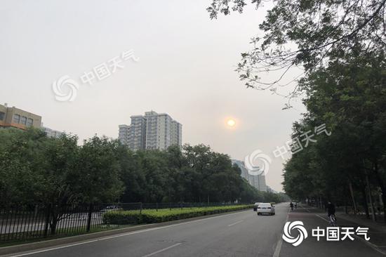 今晨，北京天空云量增多。王晓 拍摄