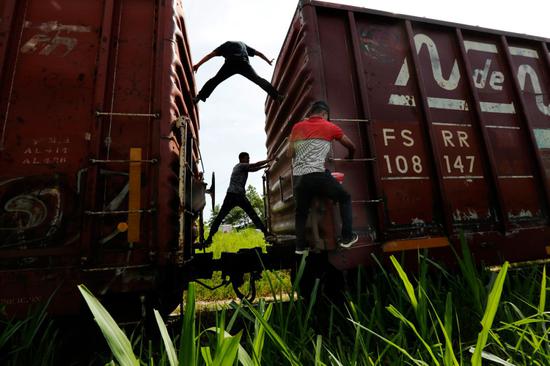 6月25日，在墨西哥恰帕斯州，非法移民搭乘货运火车北上前往美墨边境地区。新华社/美联