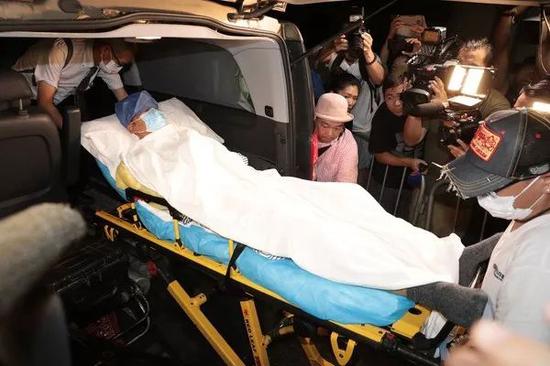 英皇网:任达华返港进ICU 英皇:手伤较重怕伤及神经线
