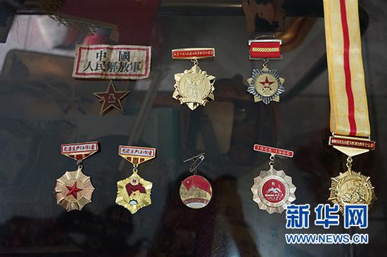 刘聪普获得的各种荣誉和奖章 章佳礼 王茜摄