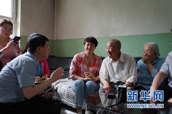 记者在采访刘聪普老人 章佳礼 王茜摄