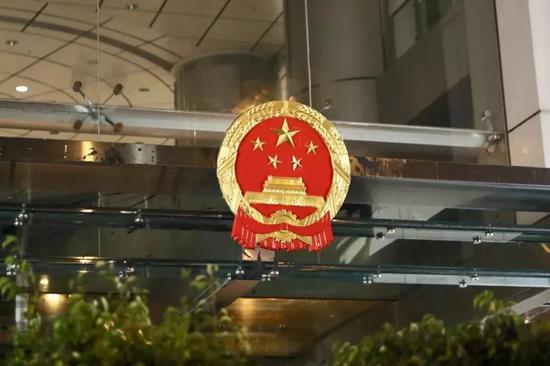 香港中联办完成更换受污损的国徽。 图源:大公文汇全媒体