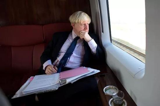 　图为约翰逊在中国高铁列车上沉思。图片来源互联网