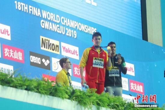 7月21日，冠军孙杨（中）、亚军澳大利亚选手霍顿（左）和季军意大利选手德蒂在颁奖仪式上。中新社记者 韩海丹 摄