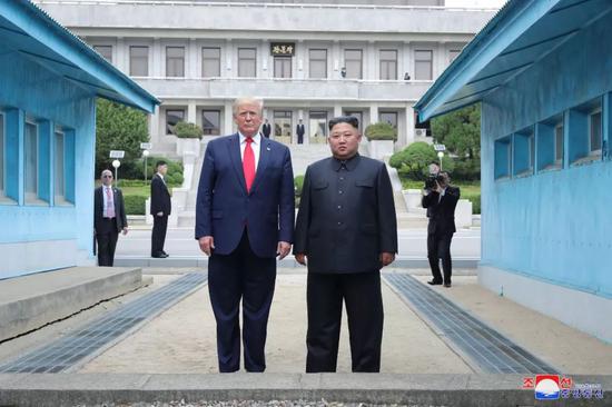 ▲6月30日，朝鮮最高領(lǐng)導(dǎo)人金正恩（前右）與美國總統(tǒng)特朗普在軍事分界線朝方一側(cè)合影。