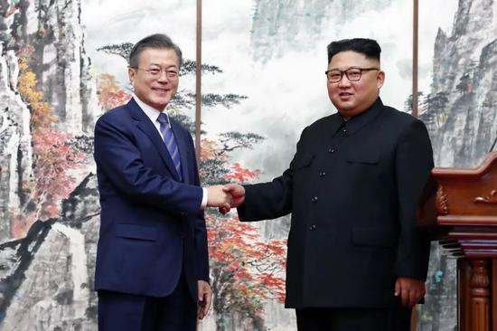 ▲資料圖片：2018年9月19日，在朝鮮平壤，朝鮮國務(wù)委員會委員長金正恩（右）與韓國總統(tǒng)文在寅在舉行共同記者會后握手。