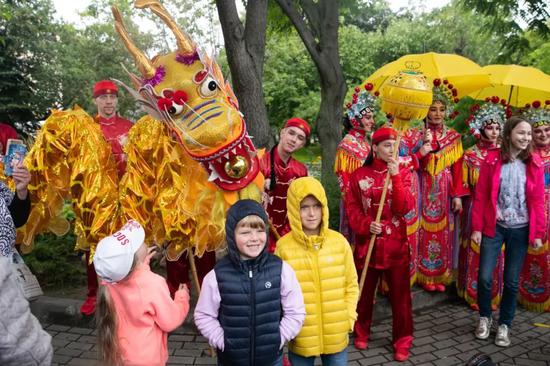 7月31日，在俄罗斯首都莫斯科，孩子们在大熊猫的生日庆祝活动上与演员合影。新华社记者白雪骐 摄