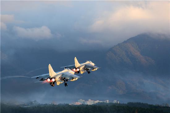 南部战区海军航空兵某旅某新型歼轰机编队起飞（1月4日摄）。新华社发（聂海飞 摄）