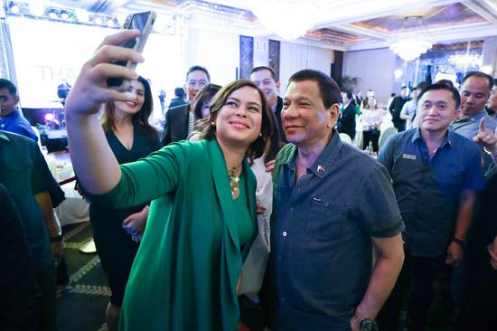 杜特尔特与大女儿萨拉。（图源：菲律宾ABS-CBN新闻网）