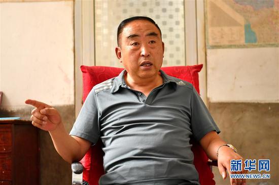 7月19日，张玉生在讲述1992年在福州乘车被骗后写投诉信时的情况。新华社记者 曹阳 摄