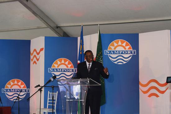 （纳米比亚总统根哥布在竣工仪式上发表讲话。）